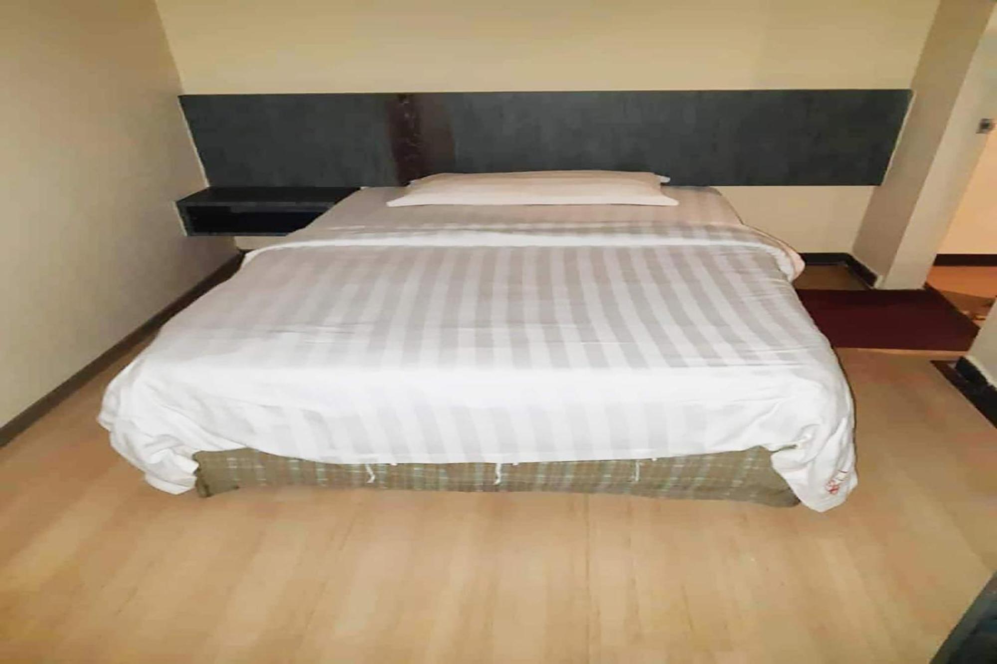 Super Oyo 43930 Hotel Esplanade SDK Esterno foto